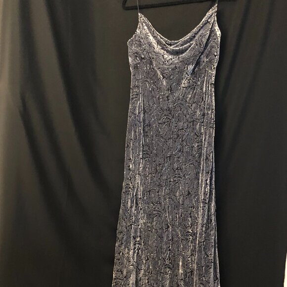 Stunning Carmen Marc Valvo beaded Velvet Gown: Size 12 - Picture 4 of 16